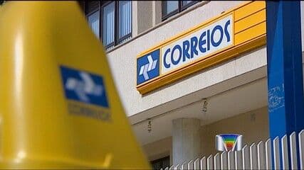 Bandidos assaltam agência dos Correios e fazem segurança refém
