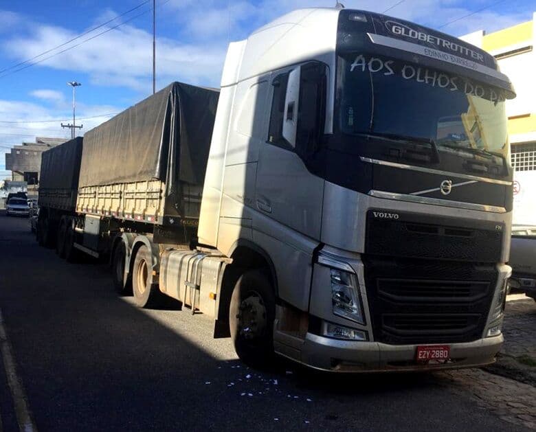 Receita apreende, em Patos, carreta com 300 sacas de farinha de trigo avaliada em mais de R$ 44 mil