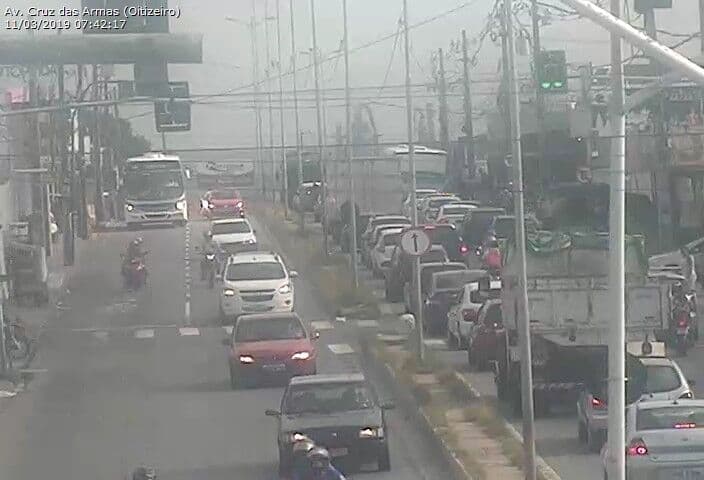 Ônibus e moto colidem e casal fica ferido na avenida Cruz das Armas