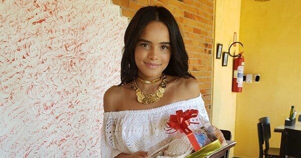 Atriz Carol Macedo, da Globo, conhece praias do litoral sul da Paraíba