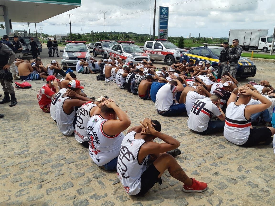 Cerca de 60 torcedores do Santa Cruz são detidos suspeitos de saquear posto de combustíveis na PB