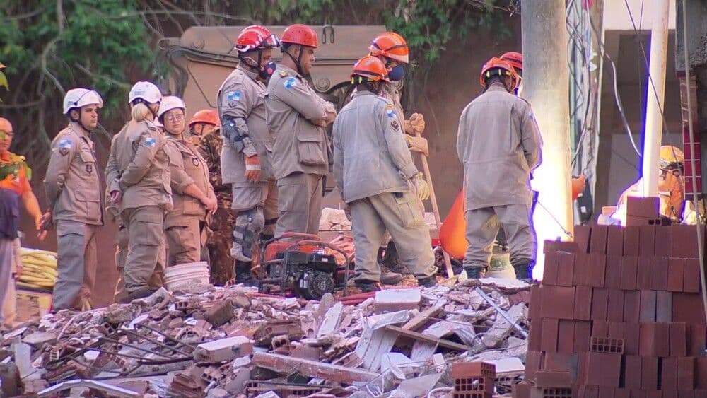 Bombeiros encontram mais um corpo nos escombros no RJ; vai a 12 o número de mortos