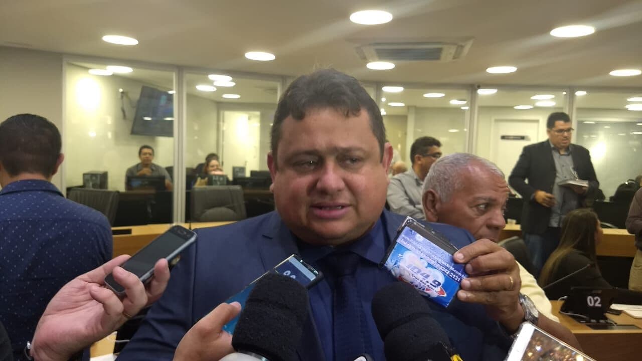 Wallber Virgolino afirma que continuará usando arma nas dependências da Assembleia para se defender de inimigos