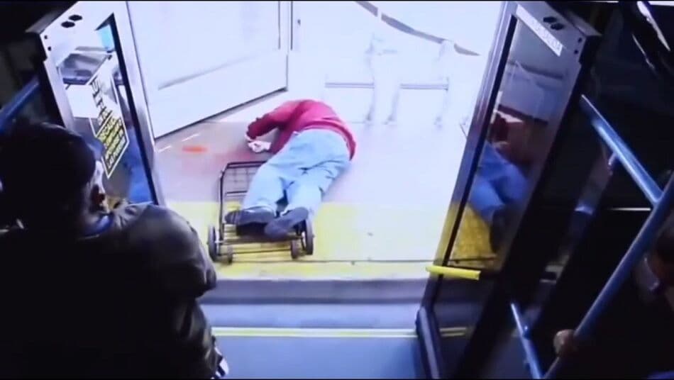Vídeo: nos EUA, idoso pede gentileza, é empurrado de ônibus e morre