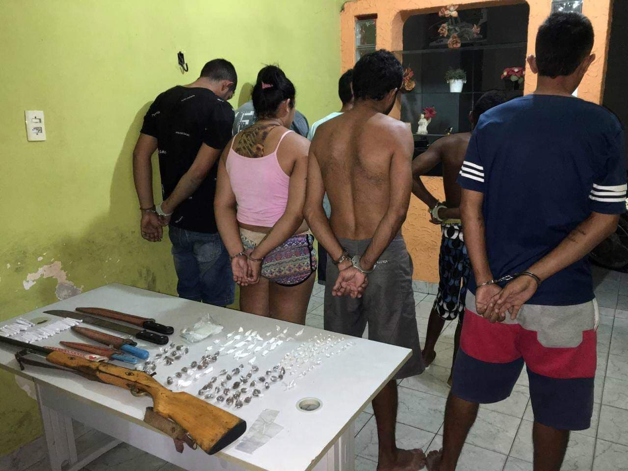 Cinco homens e uma mulher são presos em operação de combate ao tráfico de drogas e outros crimes