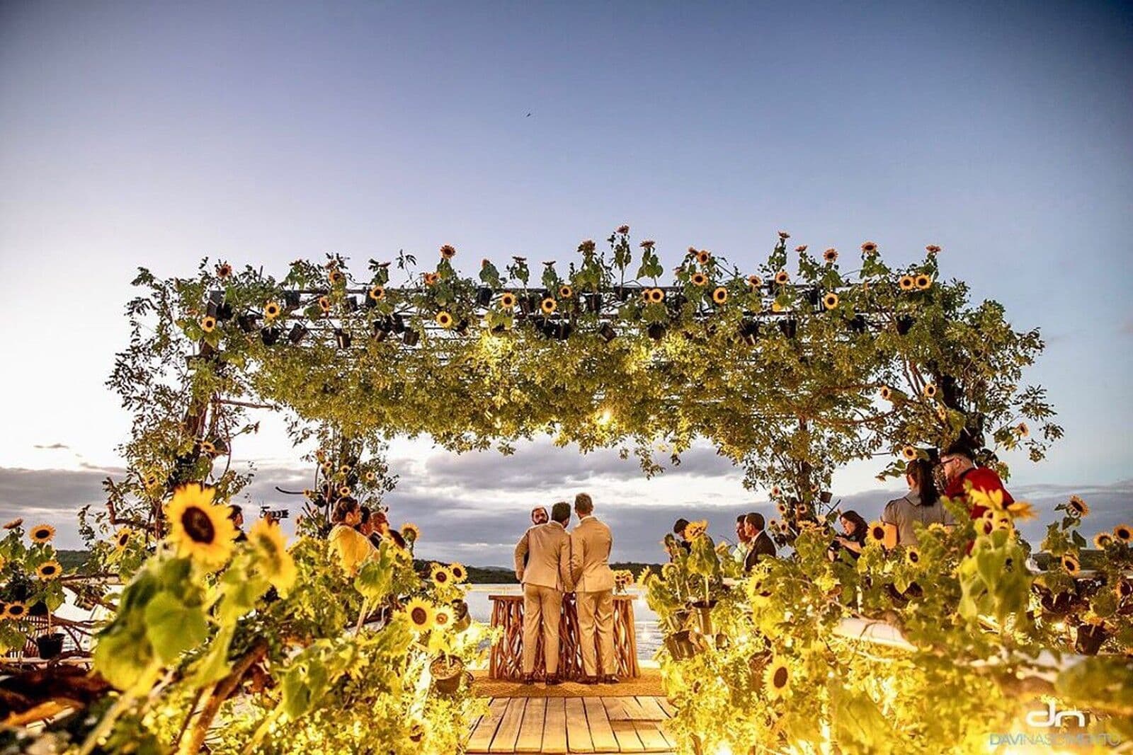 Transmissão ao vivo do casamento de Carlinhos Maia e Lucas Guimarães é vista por quase 3 milhões de pessoas