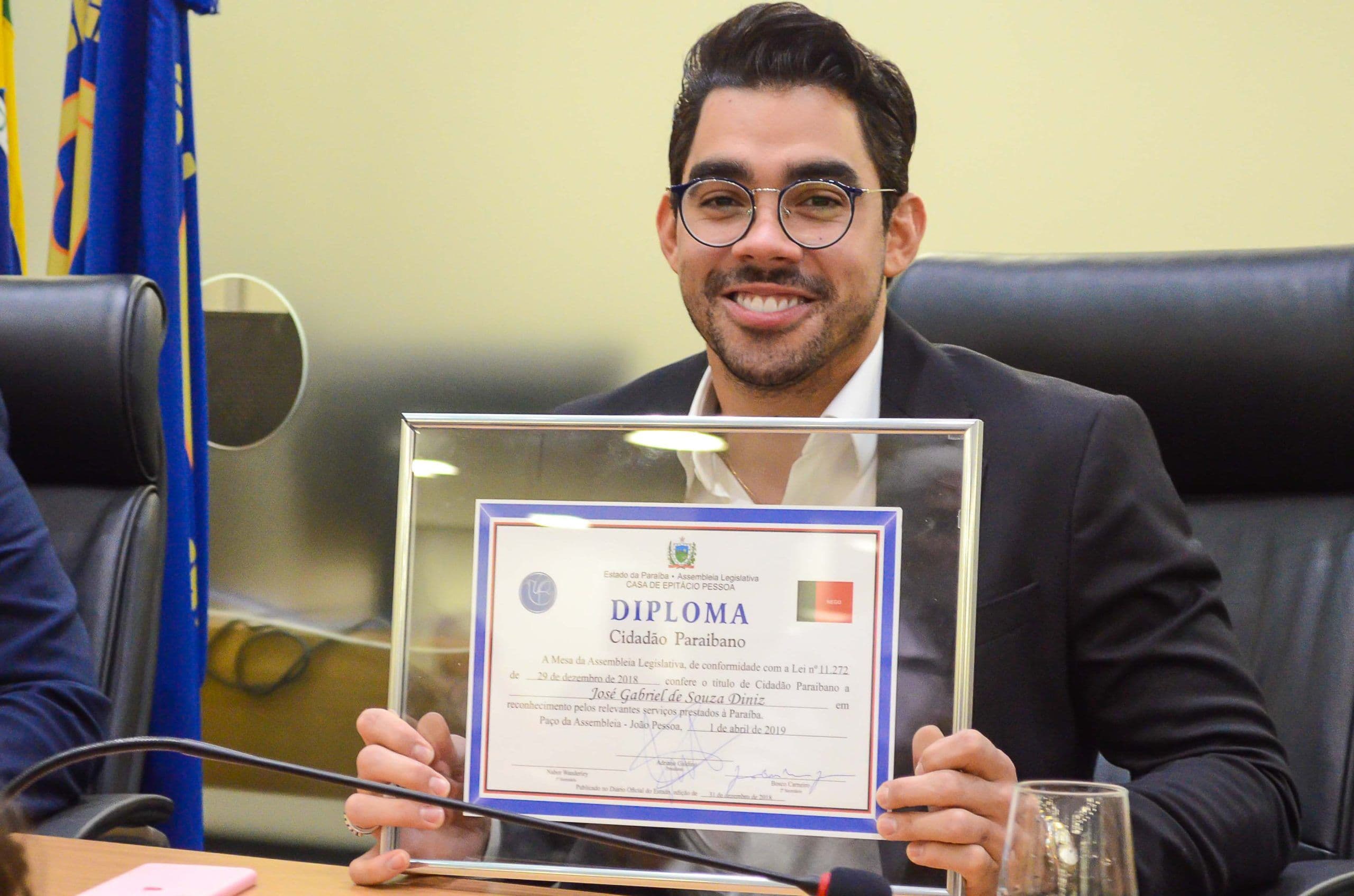 Autor da propositura de cidadania paraibana a Gabriel Diniz diz que cantor pediu urgência no Título