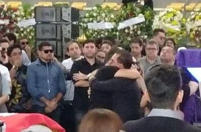 Wesley Safadão chora no velório de Gabriel Diniz, em João Pessoa