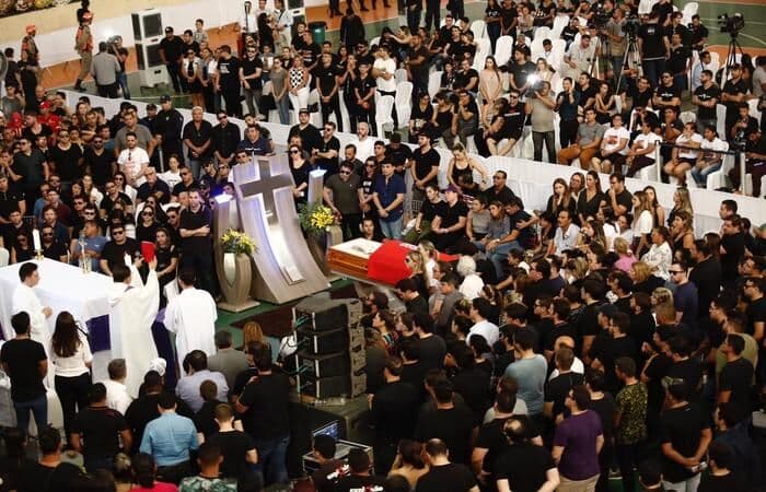 Homenagens ao cantor Gabriel Diniz têm continuidade durante missa no Ronaldão, em JP