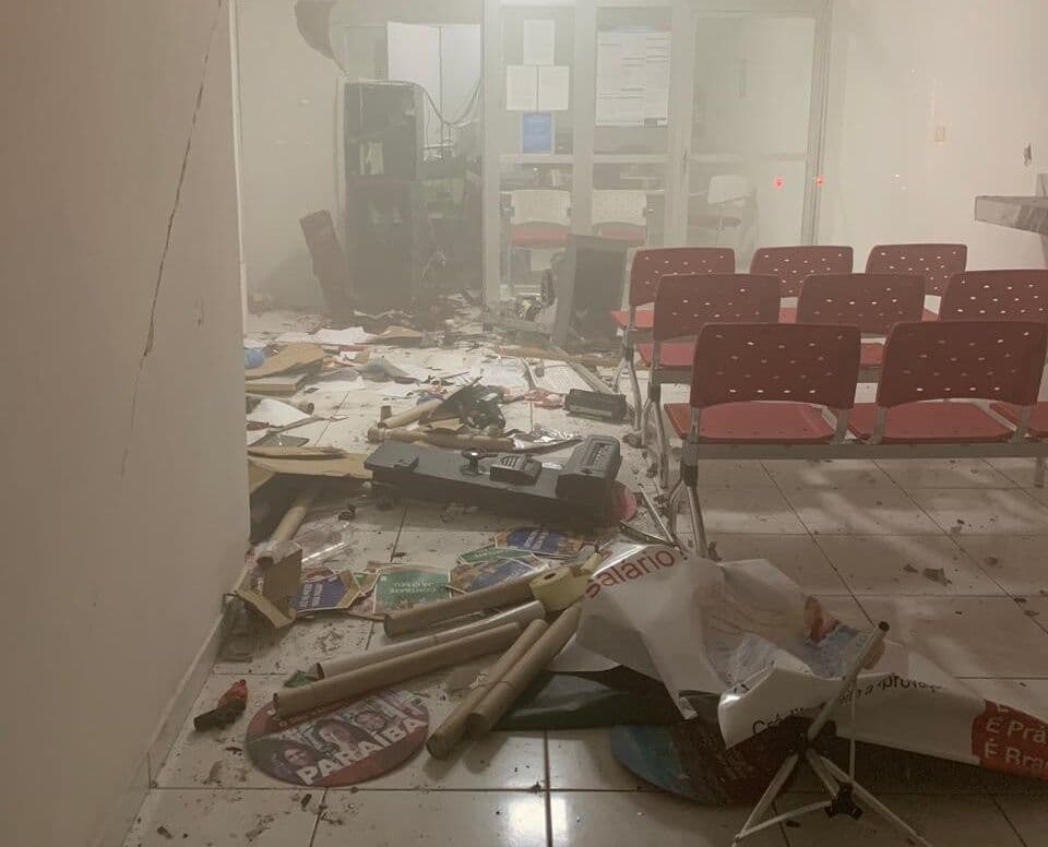 Bandidos explodem agência bancária do Banco Bradesco em Bom Sucesso