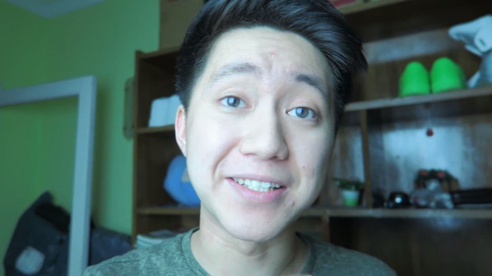 Youtuber é condenado a 15 meses de prisão após dar biscoito recheado com pasta de dente para morador de rua