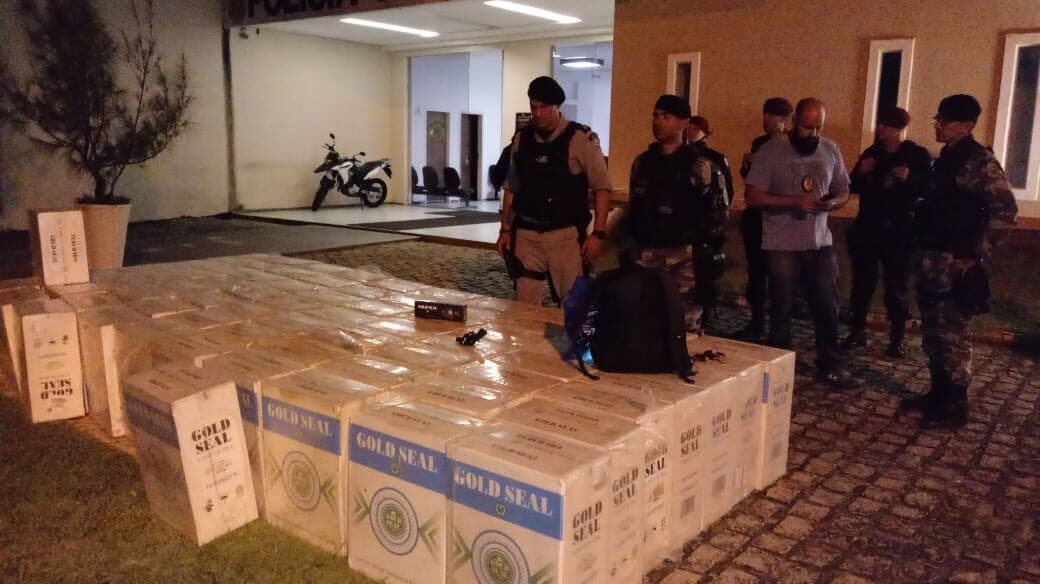 Polícia apreende arma, dinheiro e carga clandestina de três toneladas de cigarros