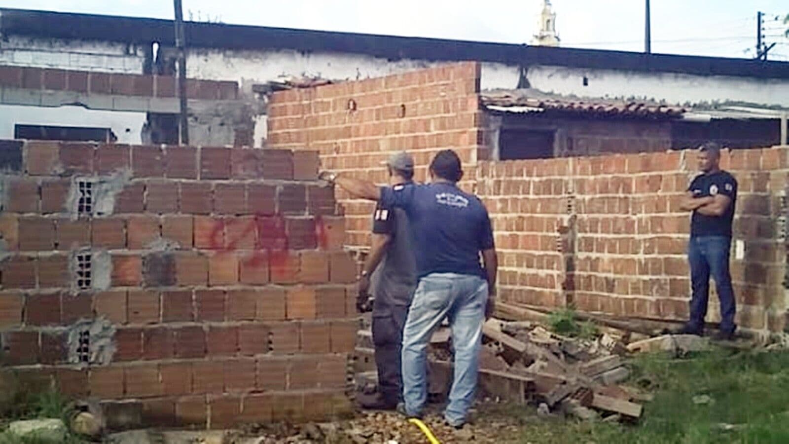 Representantes do Ministério Público Federal e defensorias inspecionam demolição no Porto do Capim