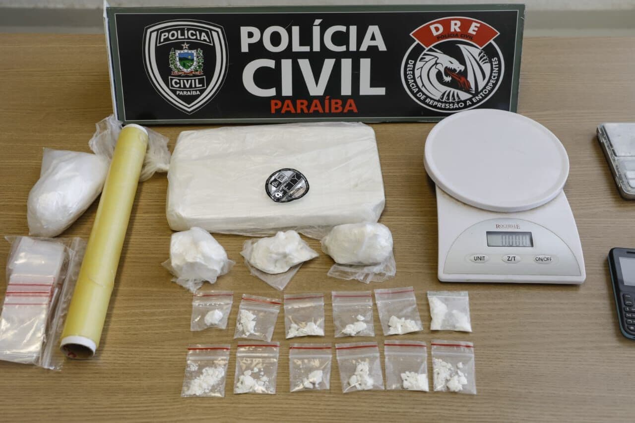 Polícia prende suspeito de tráfico de drogas e apreende cocaína escondida em guarda-roupa