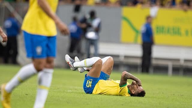 Pai de Neymar arranca câmera de fotógrafo da Agência Reuters em aeroporto