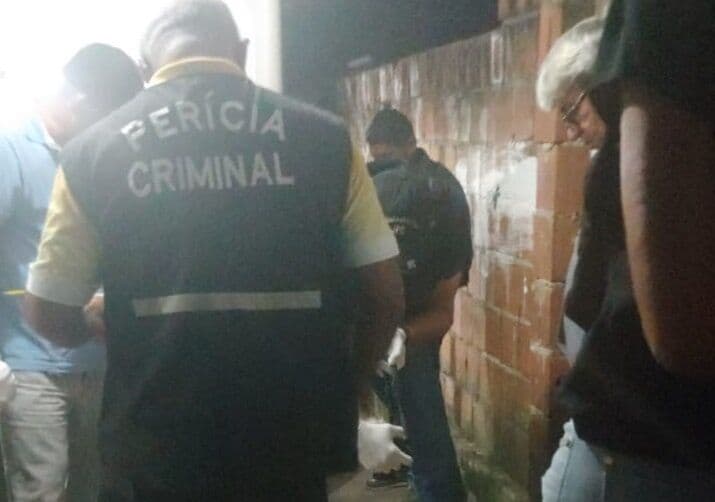 Adolescente de 17 anos é assassinado a tiros de espingarda e revólver na frente de casa