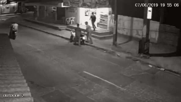 Câmera registra momento em que dupla rouba moto de jovens