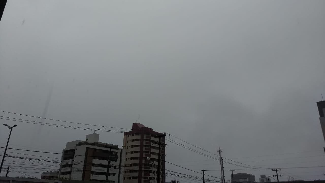 João Pessoa já registra mais de 30 mm de chuva e alguns semáforos apresentam problemas