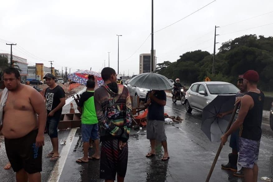 Moradores voltam a bloquear BR-230 contra obras do DNIT e trânsito é liberado a cada cinco minutos