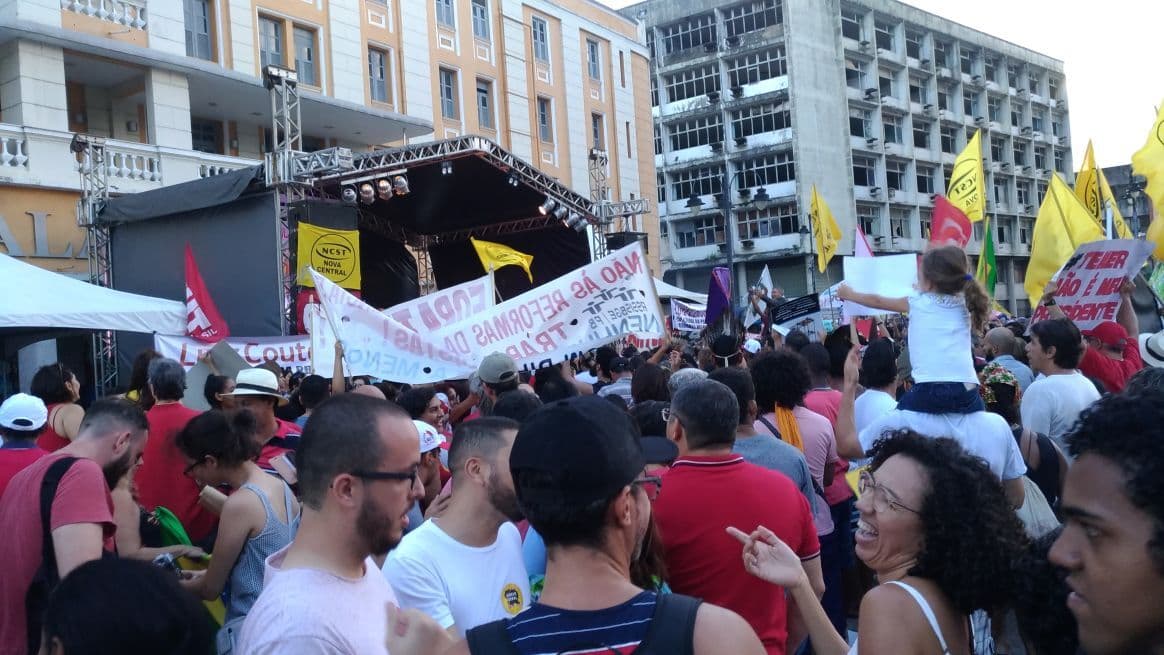 Manifestação contra reformas reúne cerca de 15 mil pessoas no Centro de João Pessoa