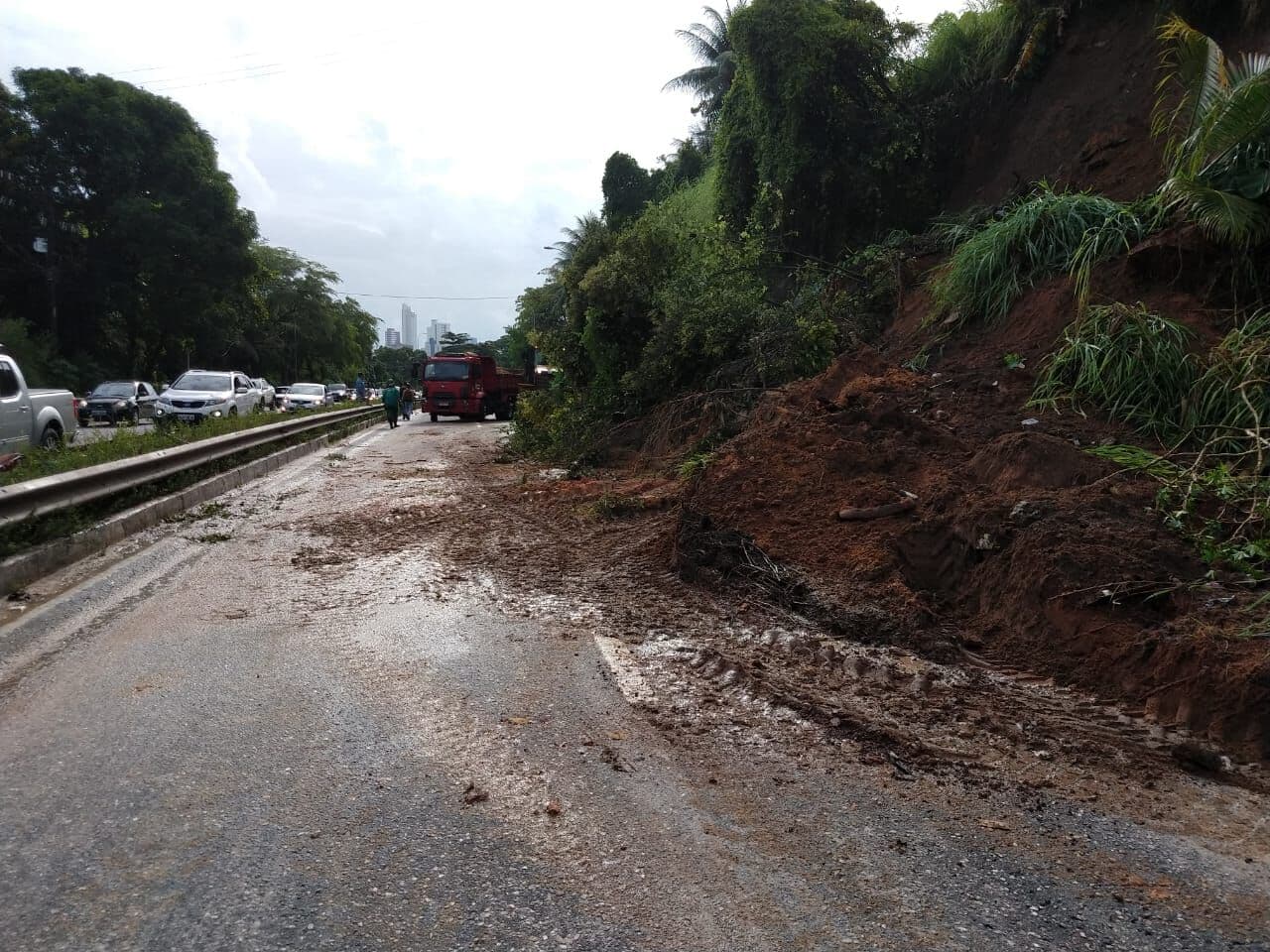 Desobstrução da BR-230 é iniciada em trecho com deslizamento de terra no Castelo Branco