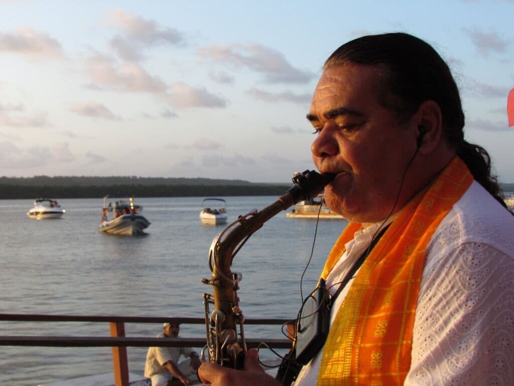 Jurandy do Sax mantém tradição e toca Bolero de Ravel mesmo durante temporal na Praia do Jacaré