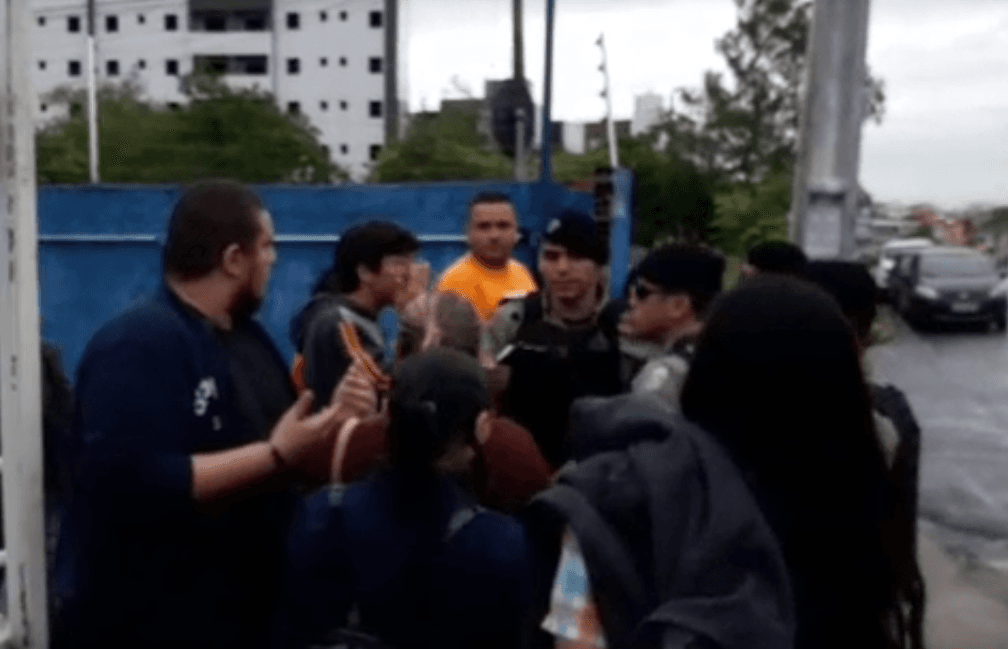 Policial militar agride manifestante durante protesto em Campina Grande