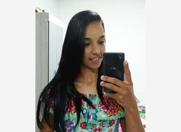 Mulher morre após ter moto 'trancada' por carro e ser atropelada por outro veículo