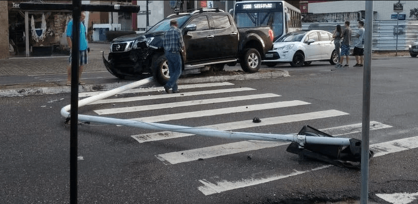 Motorista colide com outro carro, perde controle do veículo e derruba poste em João Pessoa
