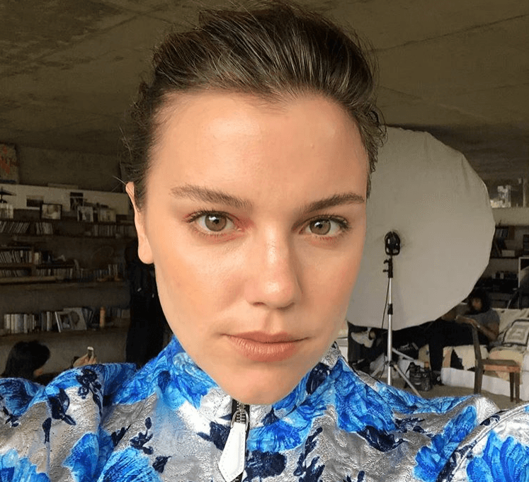 'Se um pode dar as mãos no parque, todos podem', diz atriz Alice Wegmann na Parada Gay