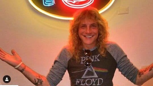 Steven Adler, ex-baterista do Guns n' Roses, é internado após se esfaquear
