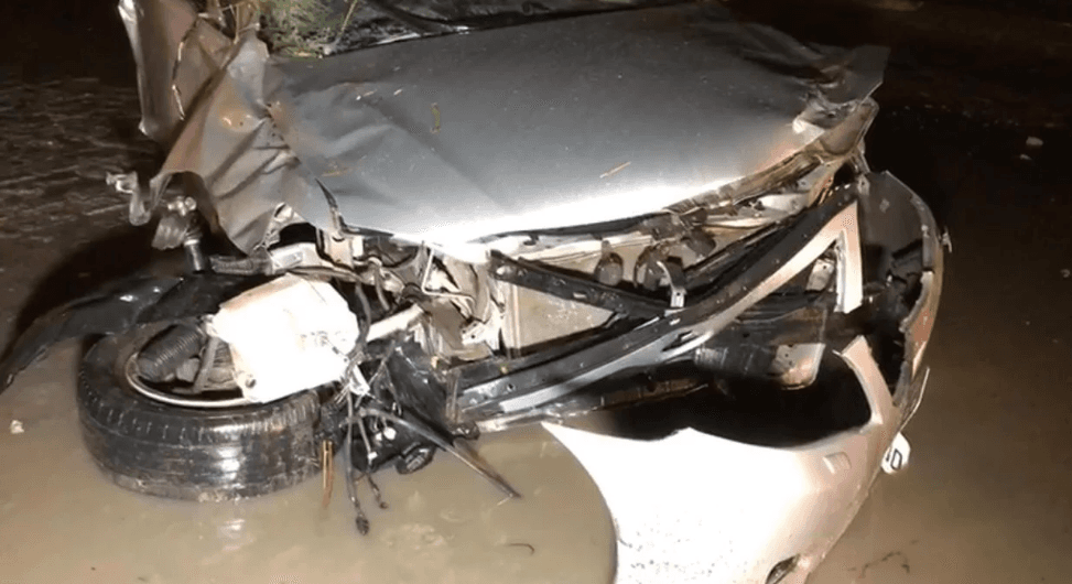 Casal fica ferido e carro destruído após capotamento na estrada de Cabedelo