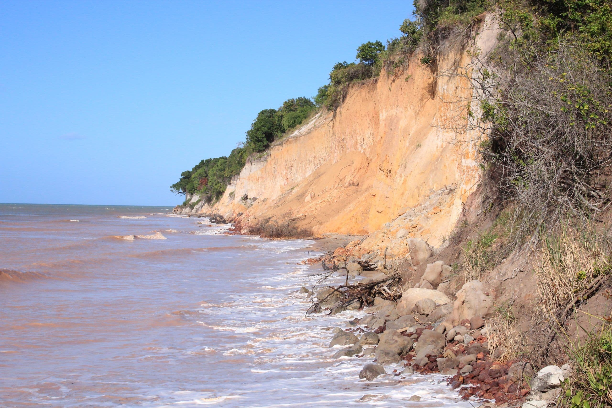 Colocação de rochas para evitar erosão da Barreira do Cabo Branco deve ter início em até 15 dias