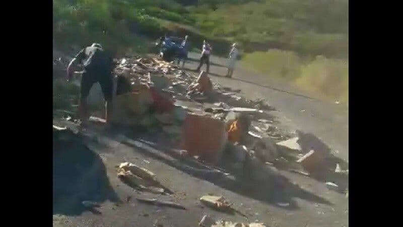 Caminhão carregado de churrasqueiras tomba e deixa três pessoas feridas na Paraíba