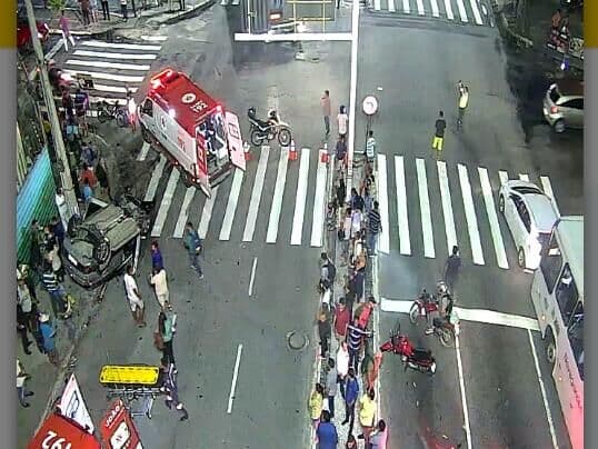 Carro capota após colisão envolvendo cinco veículos na Avenida Epitácio Pessoa, na Capital