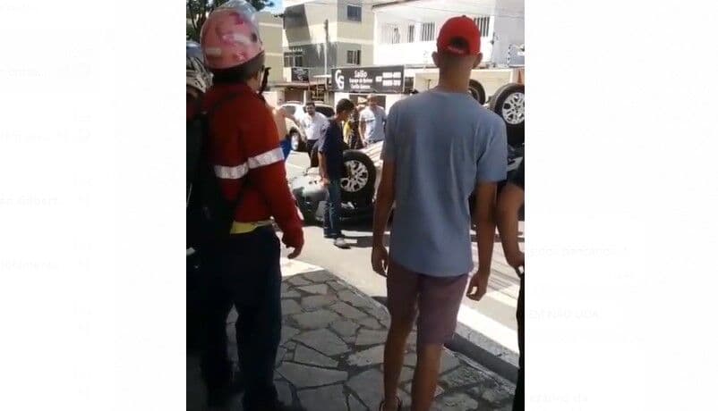 Carro capota após colisão em cruzamento nos Bancários, na Capital