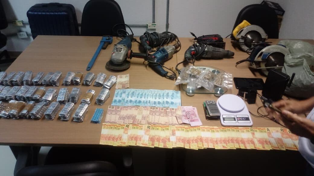 Polícia apreende mais de 5 mil comprimidos de artane, dinheiro falso e máquinas para arrombar cofres