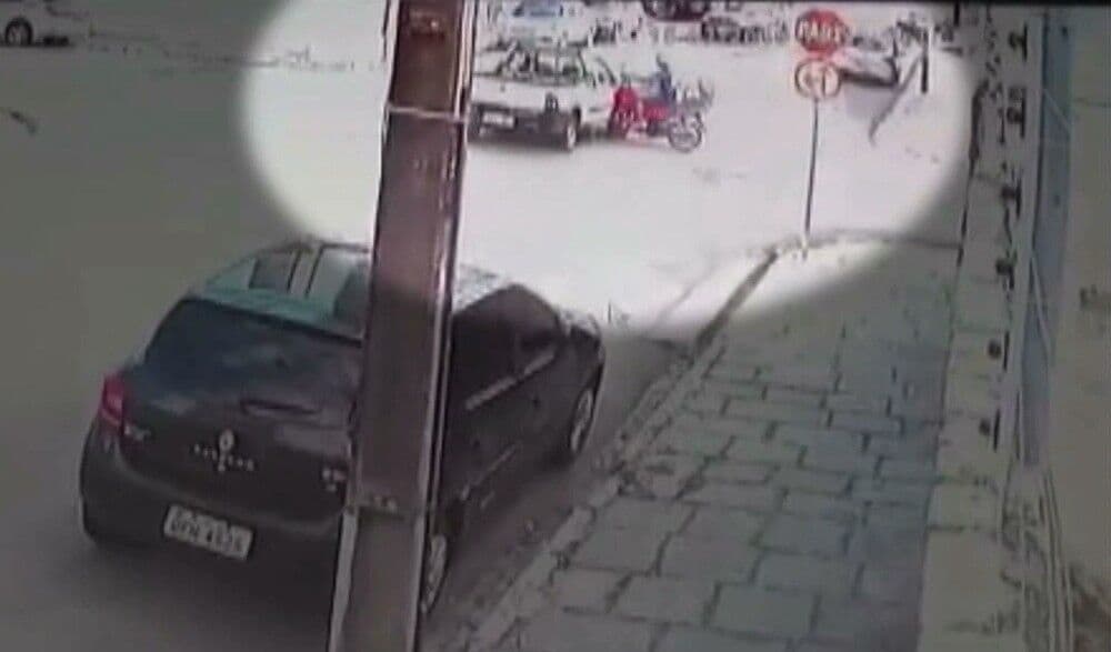 Acidente entre carro e moto deixa uma pessoa ferida em Campina Grande