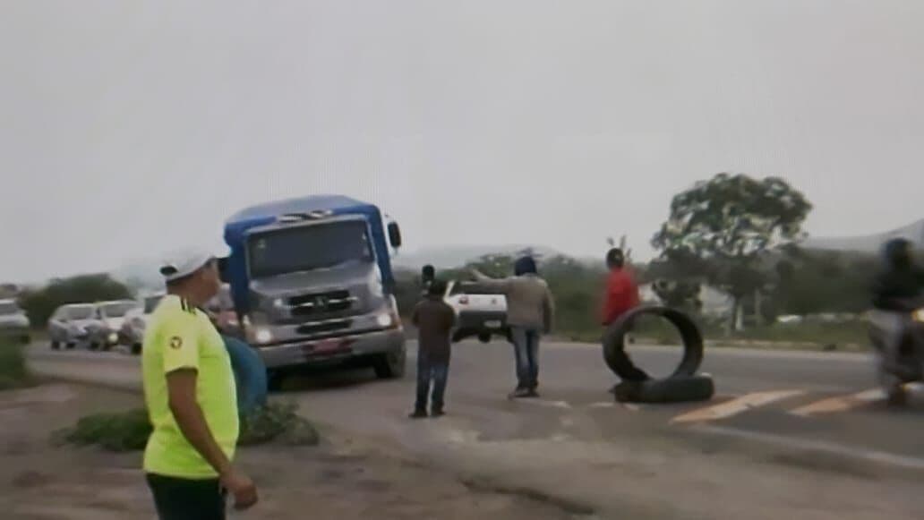 Caminhoneiros bloqueiam BR-230 em Campina Grande