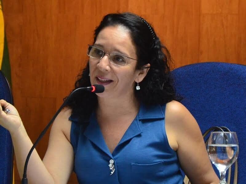 Secretária de Educação de Campina Grande se apresenta à Polícia Federal após mandado de prisão