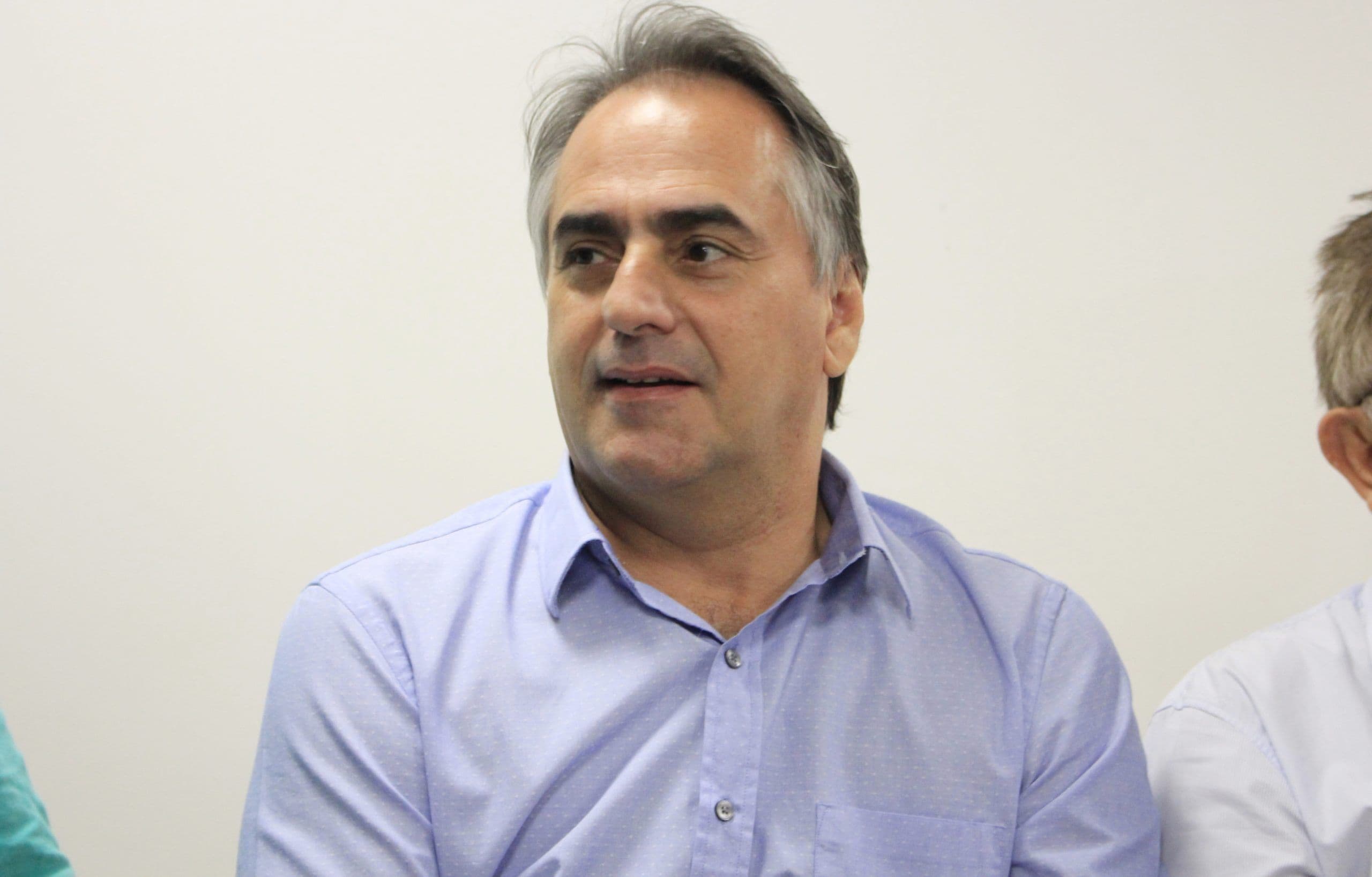 Após alta, Lucélio Cartaxo volta a João Pessoa e é recebido por Luciano e familiares