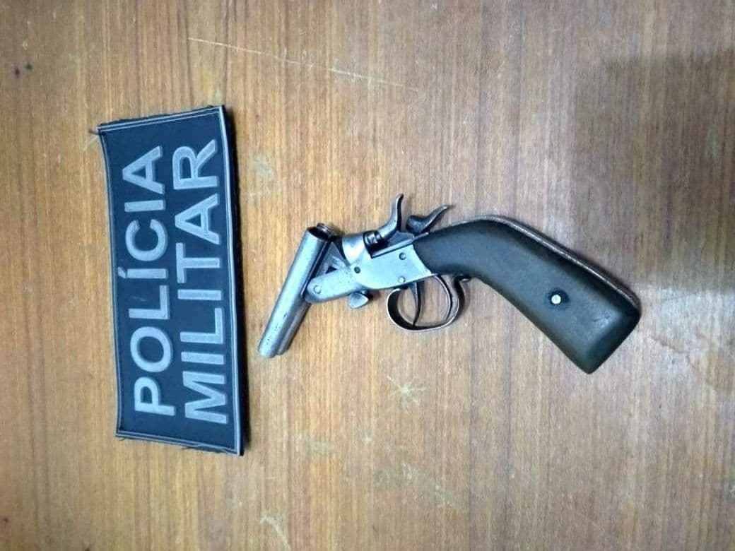 Polícia prende suspeito e apreende arma durante festa em praça de Alagoa Grande