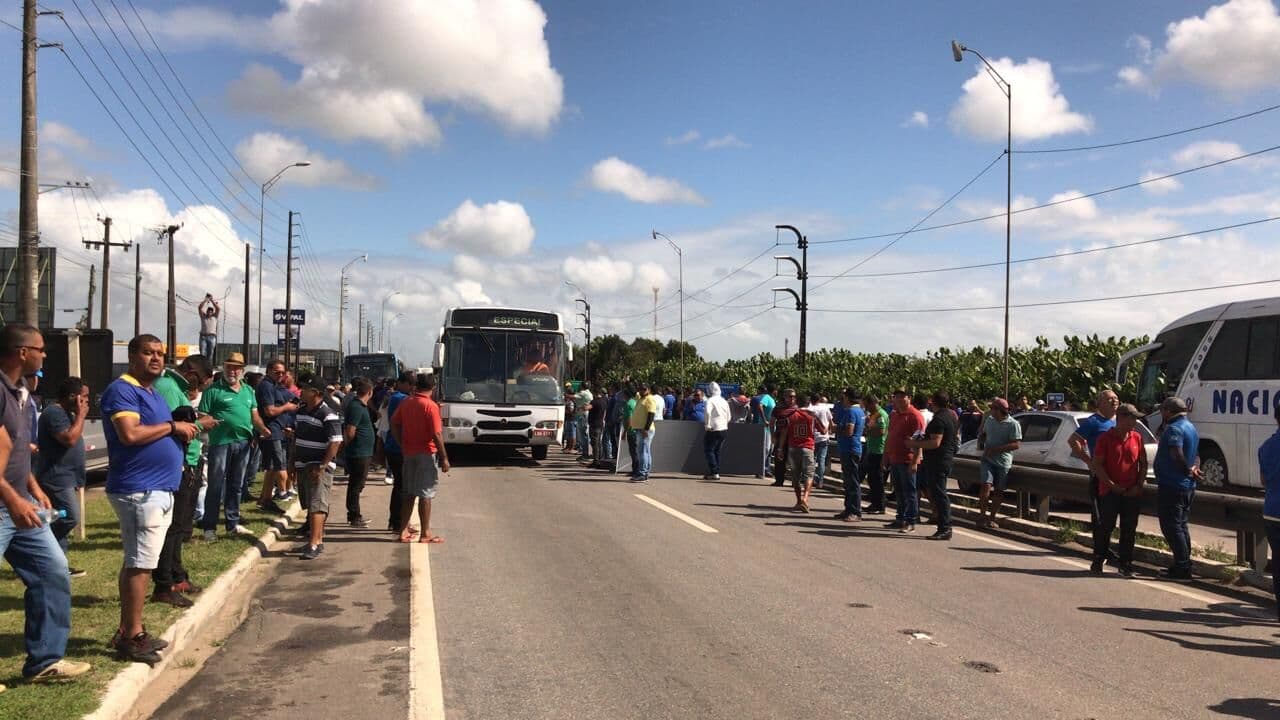 Protesto de motoristas alternativos interdita seis trechos de rodovias na Paraíba