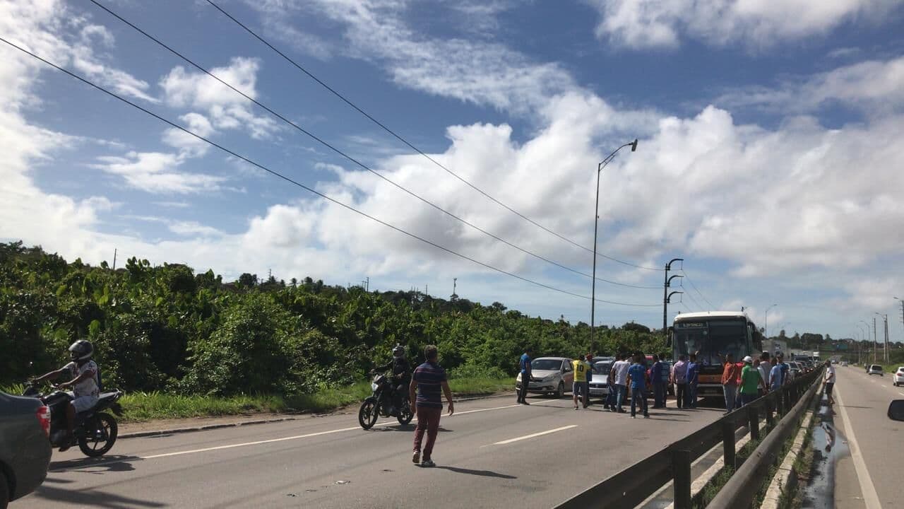 Motoristas de alternativos decidem liberar rodovias após conversa com João Azevêdo