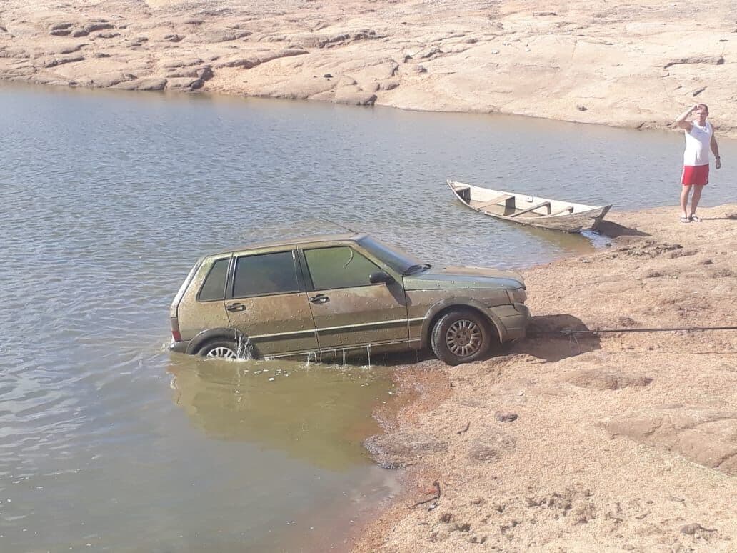 Corpo é encontrado dentro de carro submerso em açude de Catolé do Rocha