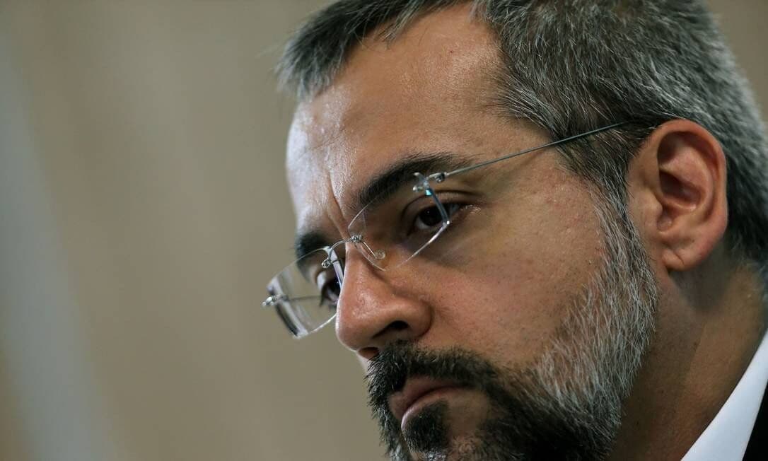 Bloqueio de R$ 348,4 milhões do MEC será em livros didáticos