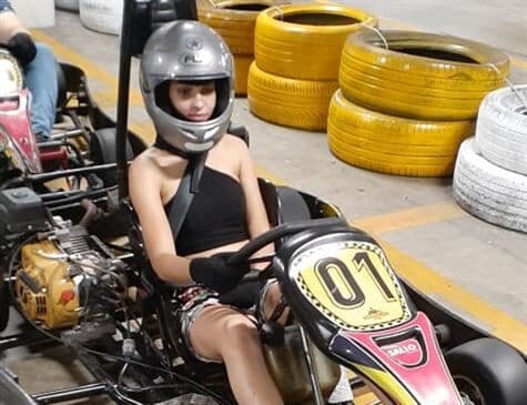 Jovem tem couro cabeludo arrancado em acidente durante corrida de kart