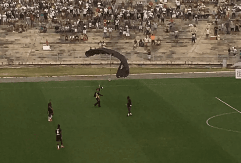 Waldonys salta de paraquedas em estádio e executa hino nacional na sanfona em jogo da Série C