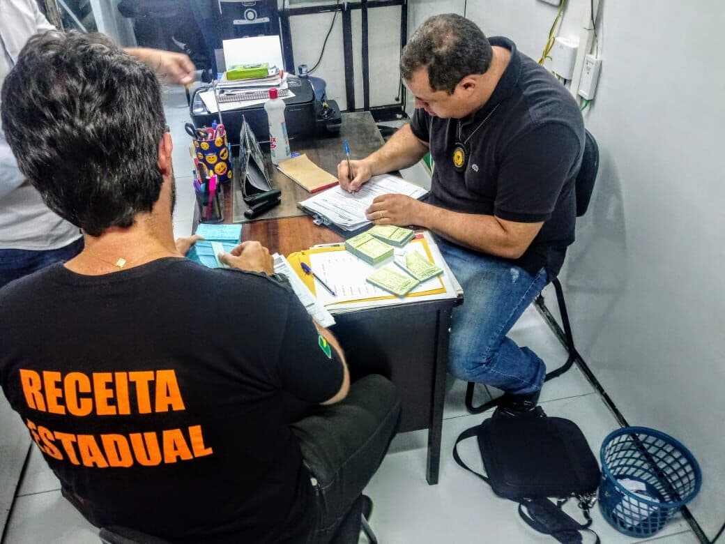 Empresa de ônibus não regulariza situação com a Receita e é lacrada mais uma vez
