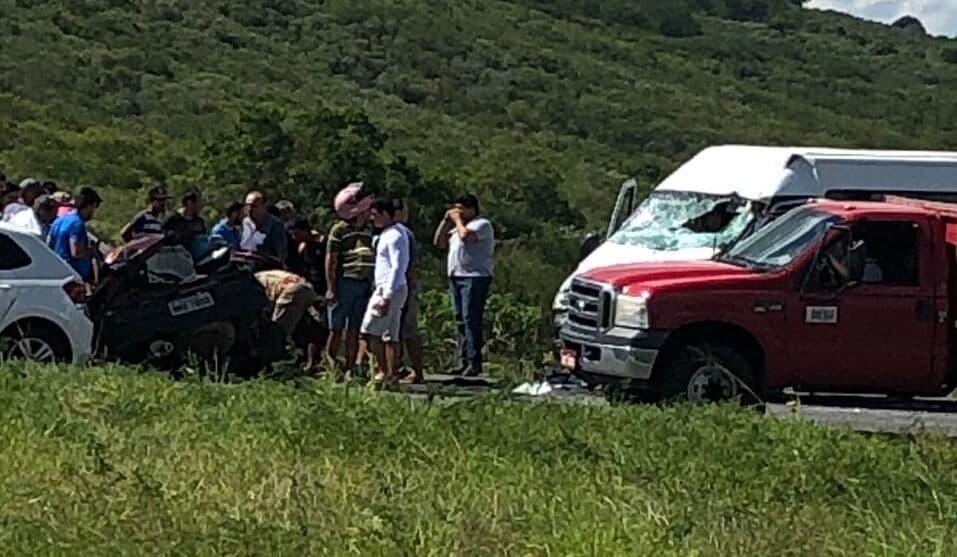 Colisão entre van e carro de passeio deixa dois mortos e três feridos, na Paraíba
